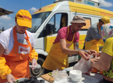 Уже два месяца волонтеры «Пищи Жизни» из разных регионов России кормят людей на Донбассе
